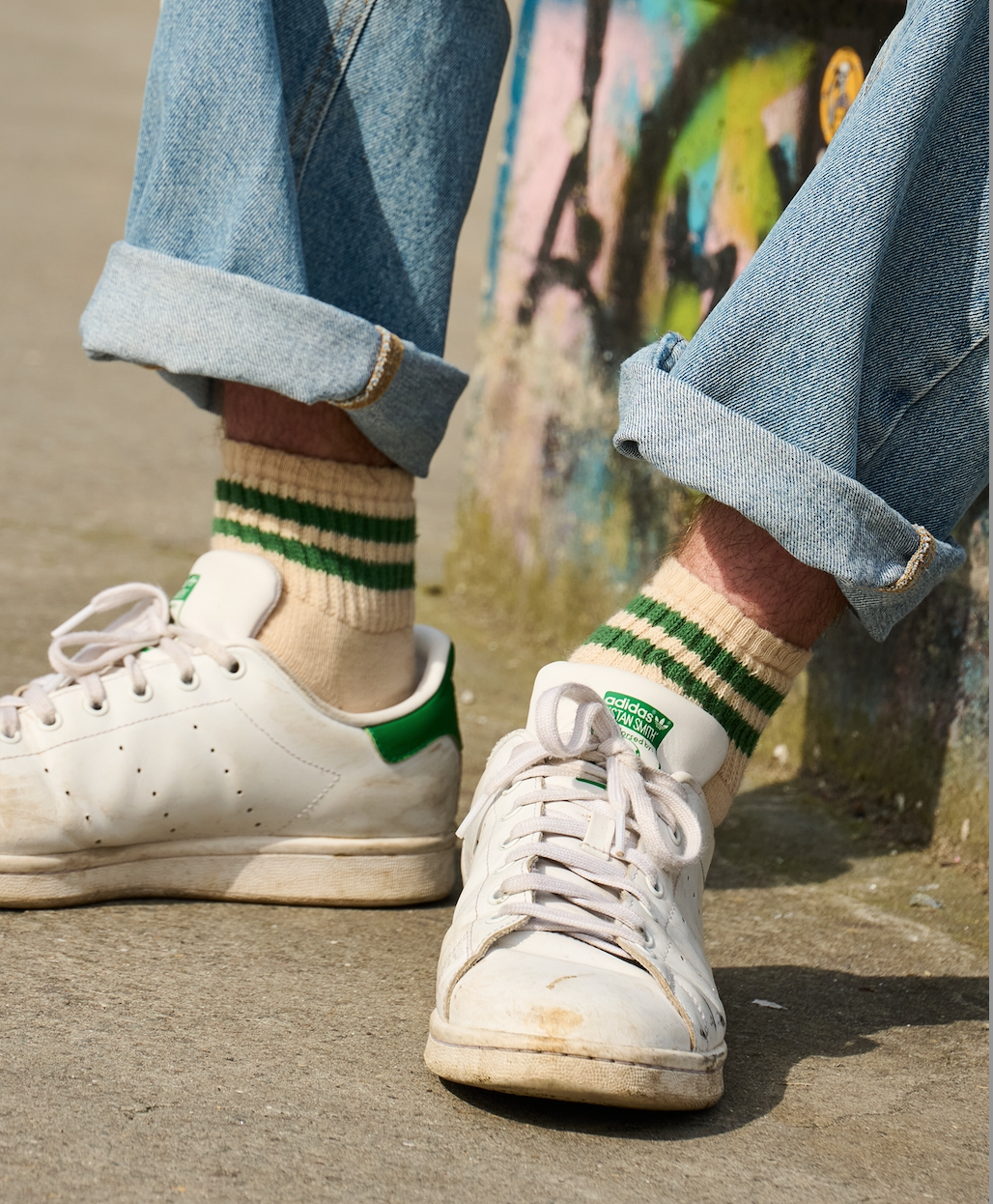 Close-up of Escuyer Men Striped Ankle Socks Ecru / Bright Blue — graphic stripe detail at the cuff