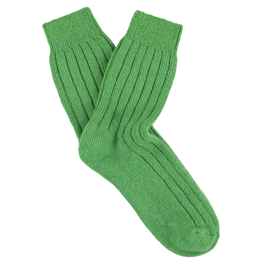Escuyer women's cashmere crew socks in Golf Green — mid-calf crew cut, premium cashmere and virgin wool blend, handmade in Portugal